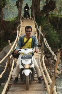 nyebrang jembatan kayu